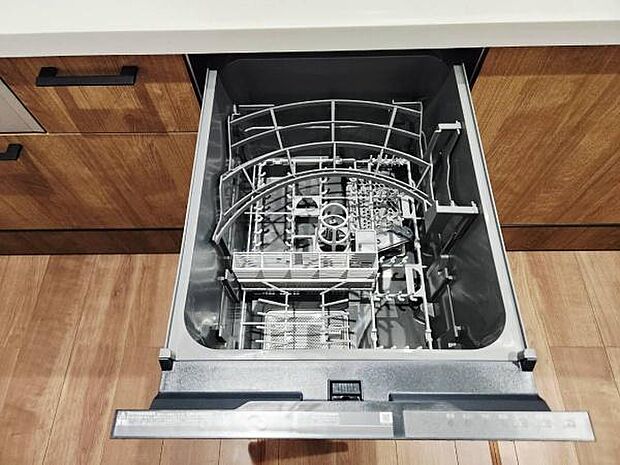 調理後の食器洗いを自動で行ってくれるビルトイン食洗機を標準装備。家事の時短と手荒れの軽減につながり、ゆとりある家族時間を生み出します。