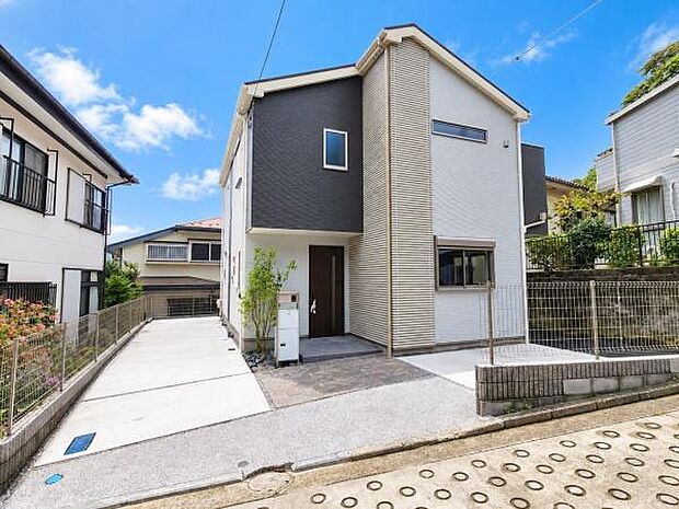 空へ向かってシャープに伸びる片流れの屋根形状が、建物全体をスタイリッシュで洗練された印象に仕立て上げています。建物完成済につき内覧受付中、お気軽にお問い合わせください。