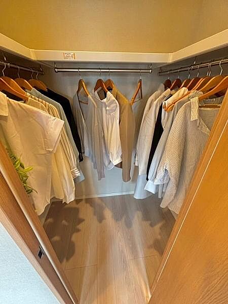 洋室には、お洋服好きの方にも嬉しい大容量のウォークインクローゼットを完備。空間を無駄なく活用できる「コの字型」のハンガーパイプを採用し、季節もののコートからシャツ類までたっぷりと掛けられます。
