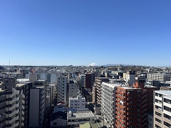 バルコニーの先に広がるのは、広大な青空とダイナミックな街並み。周囲に視線を遮る高い建物がなく、開放感と優れた日当たり・通風を享受できるロケーションです。