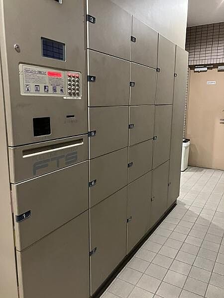 留守時に荷物を受け取れる宅配ボックス付～帰宅時間が遅い方や共働きのご家庭、外出が多い方でも、時間を気にせず24時間いつでも荷物を受け取ることができます。
