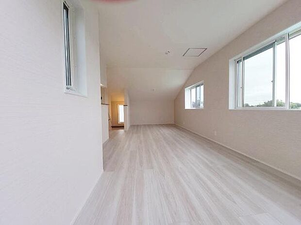 すっきりとした直線的なデザインと明るい色調で統一された、上品な雰囲気の居住空間です。窓の外には伸びやかな景色が広がり、プライベートな時間を心地よく彩ります。