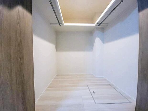 洋服はもちろん、季節家電やスーツケースなどもたっぷりと収納できる大容量のウォークインクローゼットを完備。ハンガーパイプや下がり天井のスタイリッシュなデザインが空間を引き締めています。