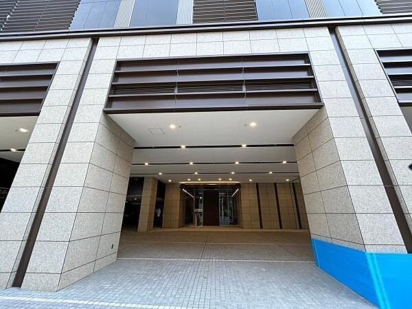 天井が高く設計されているため、圧迫感がなく開放的です。また、天井に配置されたダウンライトが床面を均一に照らしており、夜間でも視認性が高く、安全に歩行できる実用性も兼ね備えています。