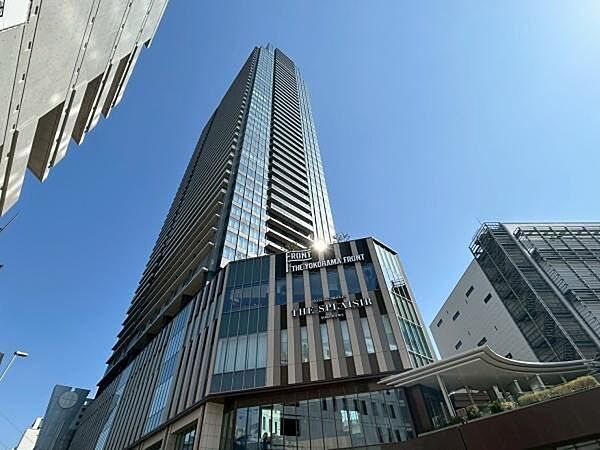 周辺の建物よりも際立って高く、洗練されたガラスカーテンウォールや垂直ラインを強調したデザインは、一目でその場所が分かる視認性と、ランドマークとしての機能を果たしています。
