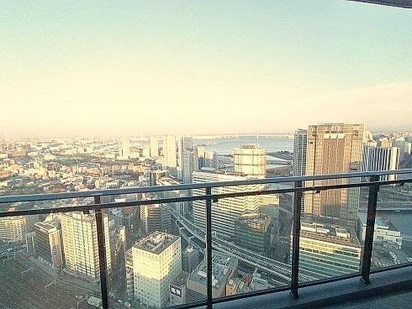 39階のベイビューラウンジからの眺望～手前の近代的なビル群や高速道路といった「都市の躍動感」と、奥に広がる穏やかな「ベイエリアの静けさ」を同時に楽しめます。