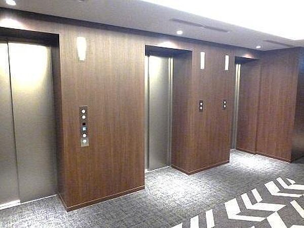 壁全体に落ち着いたダークブラウンの木目調素材が使用されており、温かみと高級感を両立。3基のエレベーターがあり、通勤・通学時間帯などの混雑時でも待ち時間が短縮できます。