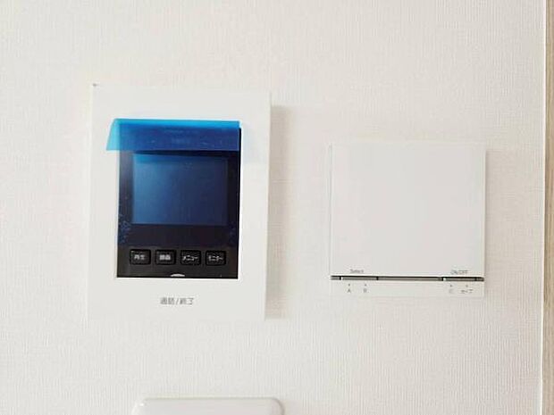 来客時に相手の顔を室内からクリアな映像で確認できる、カラーモニター付きインターホンを設置。留守中の来客もしっかり記録できる「録画機能」を搭載しているため、お子様のお留守番や防犯対策にも安心です。