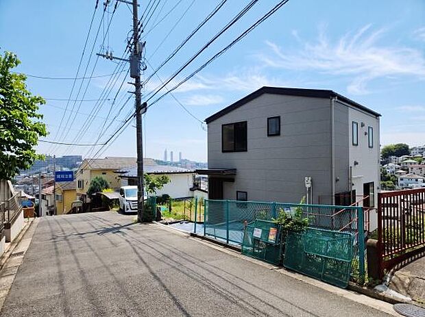 横浜の心地よい風が通り抜ける高台に佇む、グレーを基調としたスタイリッシュな外観デザイン。内覧受付中です、お気軽にお問い合わせください。
