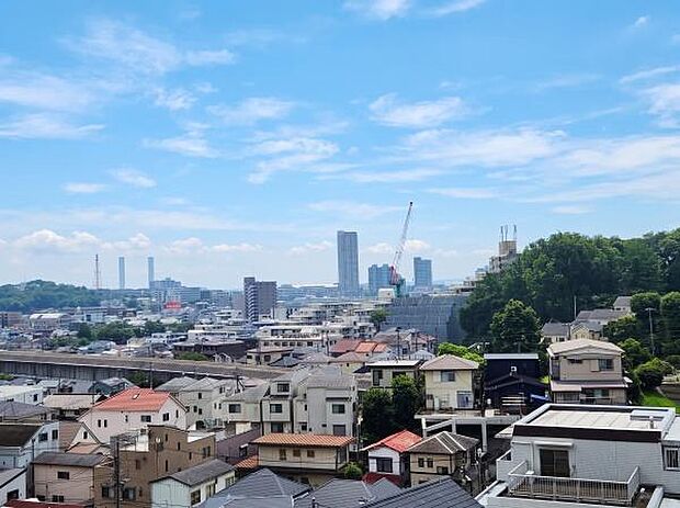 窓を開ければ、どこまでも抜けていく青空と、心地よく通り抜ける爽やかな風。遠くにランドマークを望む、開放感あふれる眺望を楽しめます(天候による)。