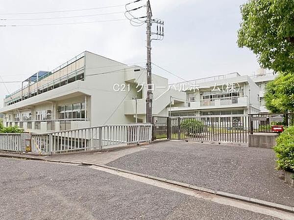 横浜市立新田小学校まで700m