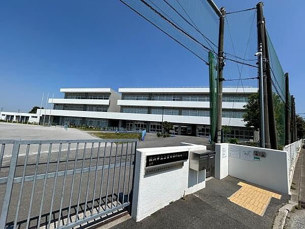 横浜市立上菅田笹の丘小学校まで650m