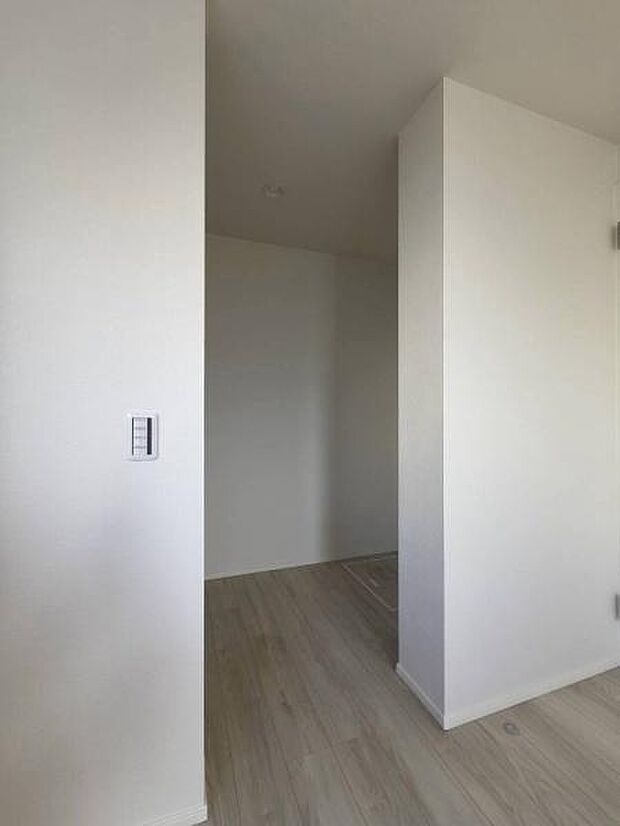 8.3帖の洋室には大型のWIC完備~収納スペースが整うことで居住空間をより広く、すっきりと有効に活用することが可能です。