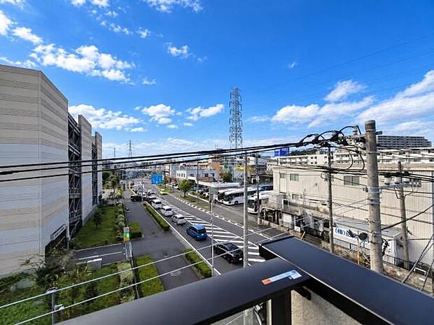 前面棟との距離がしっかりと確保されているため、視界が遮られにくく、実際の開放感とプライベート感を高めています。
