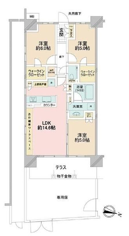 カウンターキッチンから見渡せるLDKには造作棚兼ワークスペースを設けており、リモートワークやお子様の学習コーナーとして活用可能。角部屋につき日当り、通風良好です。