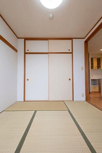 5.3帖の和室～客間やお子様の遊び場、お昼寝スペースなどライフスタイルに合わせて多彩に活用できる便利な空間です。直に腰を下ろしてくつろげる、日本の伝統的な心地よさを日常に取り入れられます。