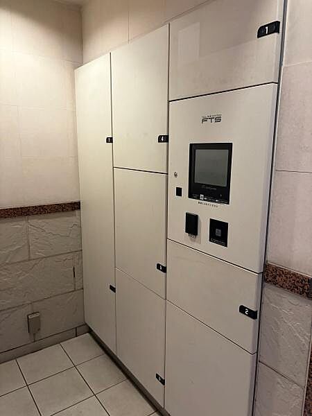 見やすく操作性に優れたディスプレイを備えたシステムを採用しており、スムーズな荷物の取り出しが可能。共用部の一角にすっきりとレイアウトされ、マンション全体の安心・快適な生活をしっかりとサポートします。