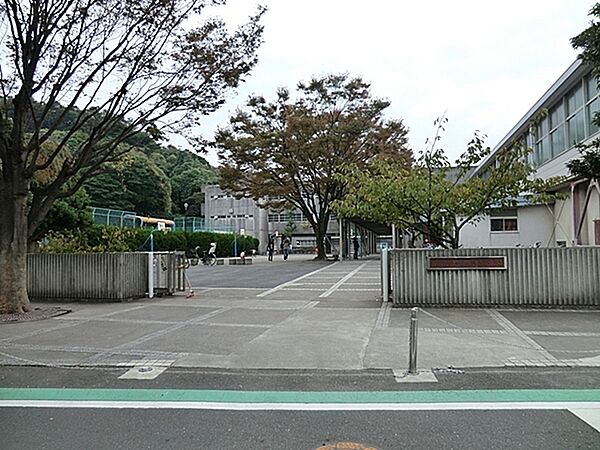 横浜市立間門小学校まで700m