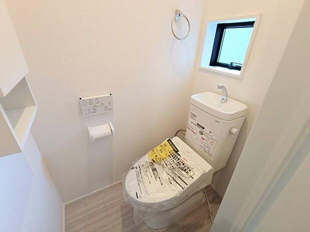 温水洗浄便座を標準装備したトイレ空間。窓を設けることで自然換気も可能で、明るく清潔感のある居心地の良いトイレに仕上がっています。