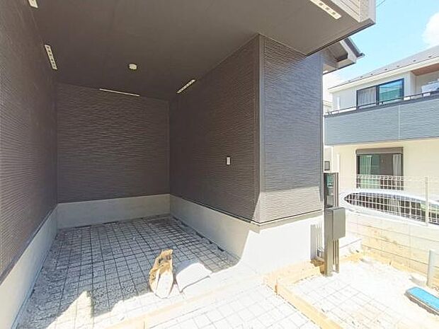 屋根付きの駐車スペースで、荷物の積み下ろしも雨に濡れずに安心。駐車場1台分を完備し、通勤や送り迎えの多い子育て世帯にもうれしい、実用性の高いガレージ設計となっています。