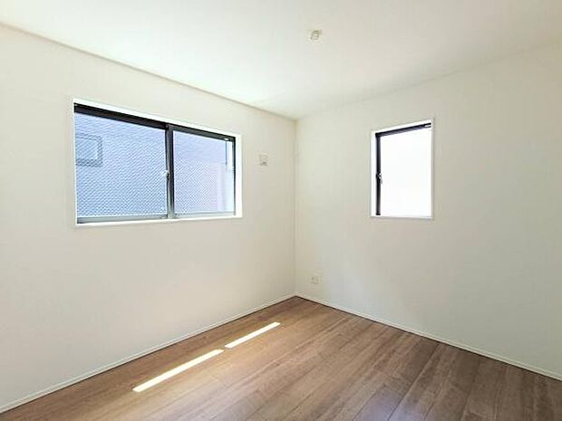 角部屋の特性を活かした2面採光の洋室。時間帯によって表情を変える自然光が、日々の暮らしに心地よいアクセントを与えてくれる、快適で明るい居室空間となっております。