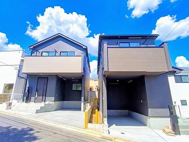 シャープなラインと落ち着いた色使いが際立つ、洗練された外観デザイン。角度によって異なる表情を見せる立体感のある造形は、通りゆく人の視線を自然と引き寄せます。