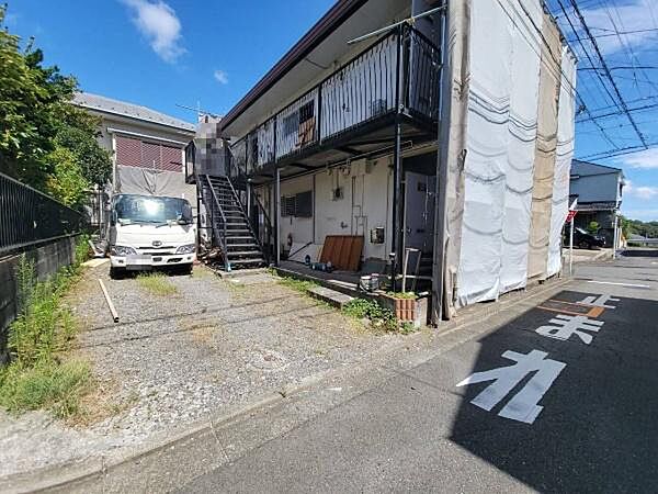 古い建物の解体や整理が進み、新しいプロジェクトの舞台が整いつつある現地。広々としたカースペースを確保できる敷地のゆとりや、角地ならではの開放的な道路環境が魅力です。