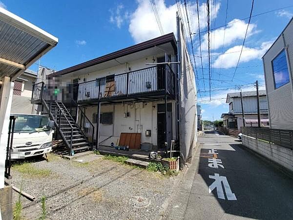 角地ならではの採光と、風通しの良さをぜひ現地で体感してください。建築家と描く「自由設計」で、カースペース3台の確保や、広々としたお庭のレイアウトなど理想のプランニングを実現できます。