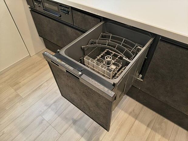 後片付けをスマートにこなしてくれる、人気のビルトイン食器洗い乾燥機を完備。たっぷりの食器をまとめて洗浄できるため、手洗いの手間を減らし、水や手荒れを気にせず快適に過ごせます。