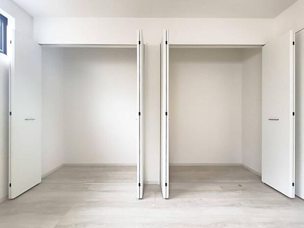 6.5帖の洋室には、お部屋の広さをしっかりと確保しながら、たっぷりの収納力を誇る2連のクローゼットを配置しました。季節ごとの衣類や長物、かさばる荷物も綺麗に整理整頓できます。