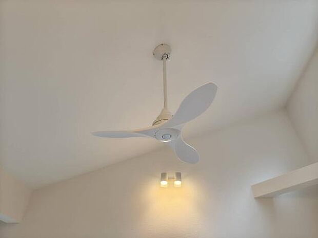 冷暖房効率を高めて空気を心地よく循環させるシーリングファンを完備。機能的ながらインテリアとしても美しく、高所から室内の快適な温度を保ちながら、上質な空間デザインを演出します。