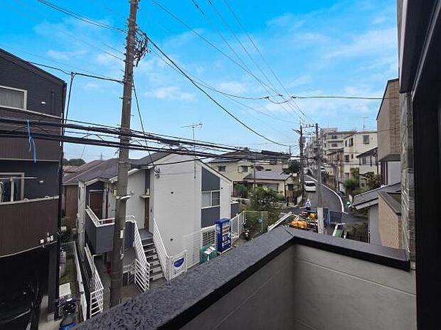 バルコニーからの視界が広がり、周辺の街並みや空を大きく感じられる開放的なロケーションです。建物同士の距離が程よく保たれているため、日当たりや風通しにも優れています。