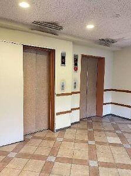 エントランスラウンジから続く洗練されたタイル床や温かみのあるカラーコーディネートが採用され、細部までこだわりが感じられる優雅な空間です。