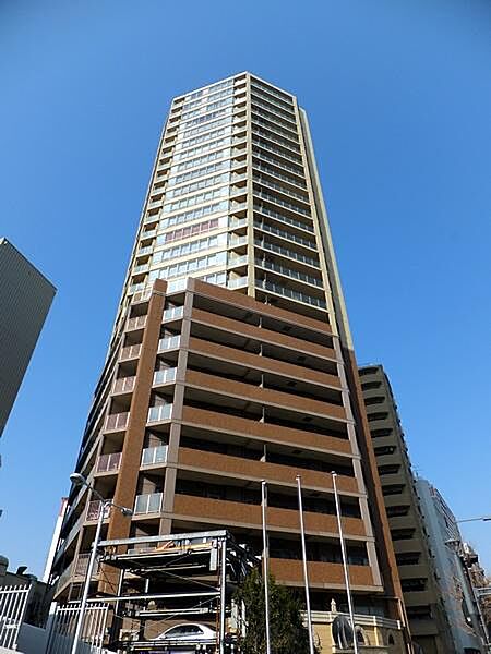 横浜・山下町エリアのスカイラインに堂々と聳え立つ、洗練されたフォルムが特徴のタワーマンションです。その重厚かつ優美な外観は、都市のランドマークとしての誇りを体現しています。