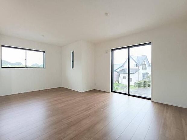 大きな窓からたっぷりと自然光が差し込む、明るく心地よいリビングです。白を基調としたクロスと温もりあるフローリングが調和しています。