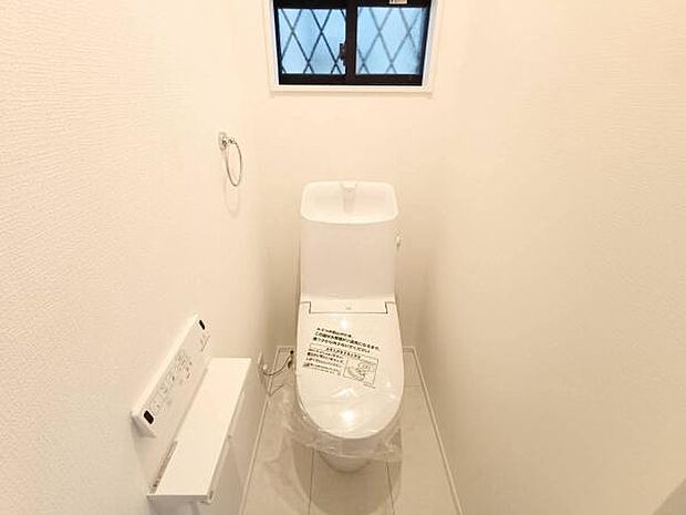 白を基調とした爽やかで落ち着きのある空間です。温水洗浄便座などの快適設備を完備し、毎日使う場所だからこそ心地よく過ごせる仕様に整えられています。