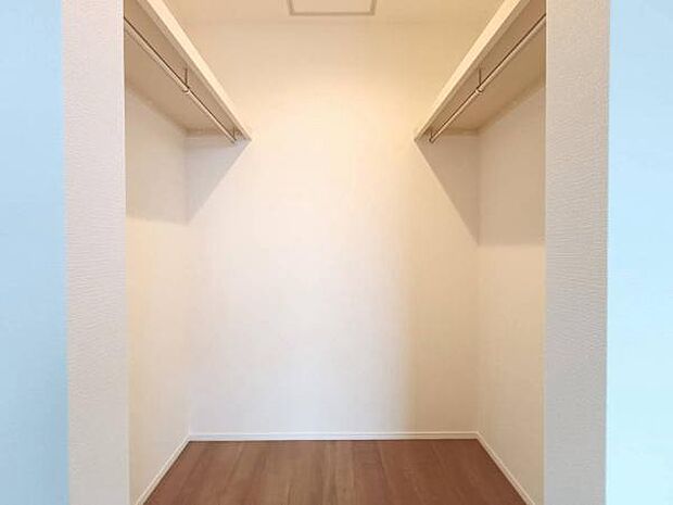 両サイドにハンガーパイプと上部棚を備えた、使い勝手の良いウォークインクロゼットです。お気に入りの洋服はもちろん、バッグや季節物の小物まですっきりと収まり、お部屋を広々と綺麗に保つことができます。