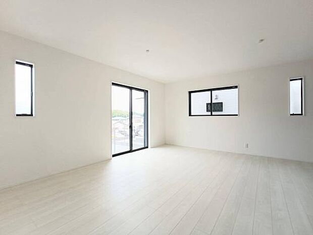 大きな掃き出し窓と、採光と通風を計算して配置された複数のスリット窓・横長窓により、室内は自然光で満たされ、心地よい風が通り抜けます。