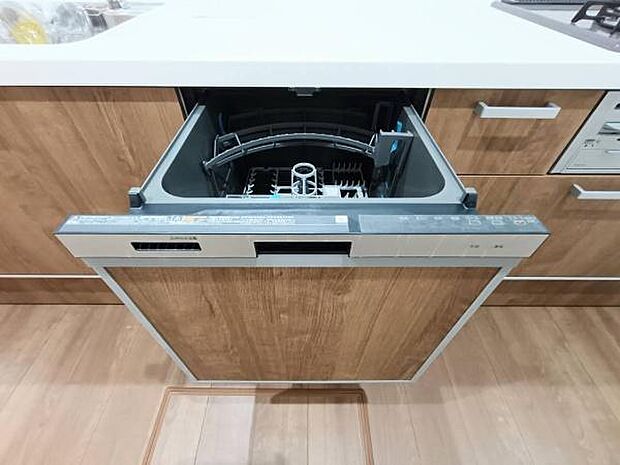 キッチンには、毎日の家事負担を大幅に軽減してくれるビルトイン食器洗い乾燥機を搭載しています。食後の食器洗いを任せることで、忙しい共働きのご家庭や子育て世帯の時間にゆとりをもたらします。