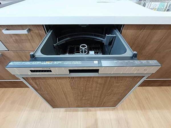 キッチンには、毎日の家事負担を大幅に軽減してくれるビルトイン食器洗い乾燥機を搭載しています。食後の食器洗いを任せることで、忙しい共働きのご家庭や子育て世帯の時間にゆとりをもたらします。