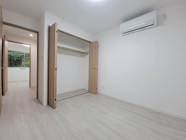 お部屋の収納として使い勝手の良い折れ戸式の物入を備えており、お洋服や荷物をすっきりと整理していただけます。室内をいつでも広々と綺麗に保つことが可能です。