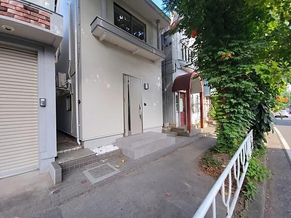 フルリノベーションで美しく生まれ変わった住まい。緑豊かな街並みに調和する洗練された外観です。空家につき内覧受付中です、お気軽にお問い合わせください。