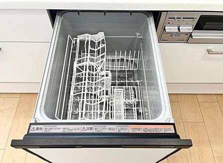 システムキッチンには、毎日の家事を大幅に効率化する食器洗い乾燥機を完備しています。手洗いの手間を省くことで、忙しいお食事の後にも家族と過ごす大切な時間がゆっくりと流れます。