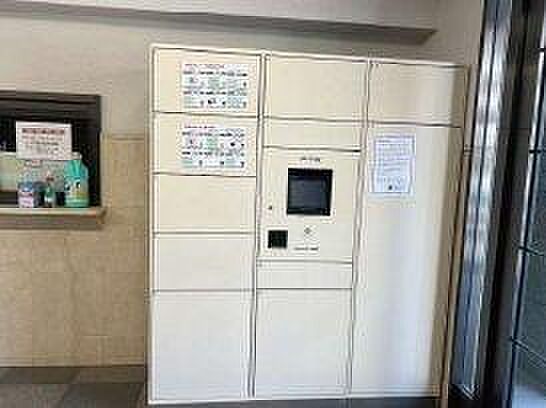 不在時でも荷物を受け取れる宅配ボックスを備えており、多忙な共働き世帯やシングルの方のライフスタイルをサポートします。