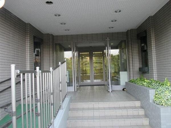 清潔感のあるアプローチとガラス張りの自動ドアが、住まう方や訪れる方を明るく上品に迎え入れます。内覧予約受付中です、お気軽にお問い合わせください。