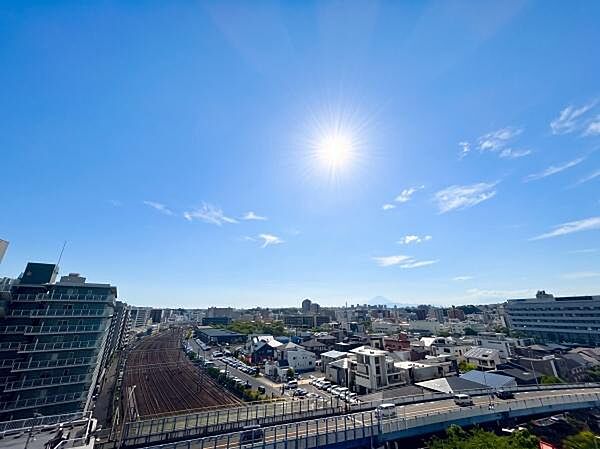 最上階角部屋につき日当り、眺望良好。線路や街並みが織りなすダイナミックな眺望を楽しめます。夜には美しい夜景も期待でき、情緒豊かな景色が日常に彩りを添えます。