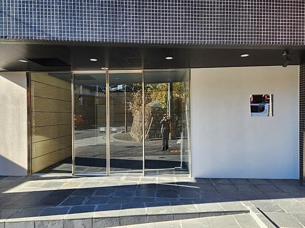外からの視線を程よく遮りつつ、明るい光を取り込むスタイリッシュな佇まい。オートロック完備の安心なセキュリティと相まって、毎日の帰宅時や来訪者を誇らしく迎えるプライベートな空間です。