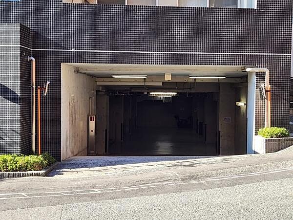 雨の日も濡れずに乗り降りできる、建物内の屋内型駐車場をご用意。風雨や紫外線から愛車を保護できるため、劣化を防ぎ、常に良好なコンディションを保てます。