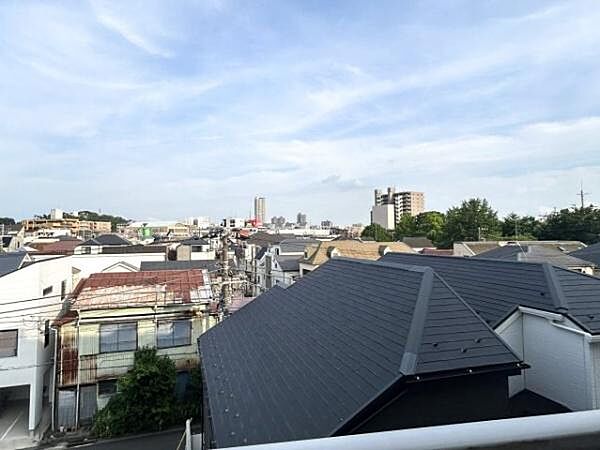 周辺に高い建物が少なく、バルコニーの正面には広い空と遠くの街並みが見渡せる開放的な景色が広がります。自宅に一歩入れば穏やかで落ち着いた景色が広がる、贅沢な住環境です。
