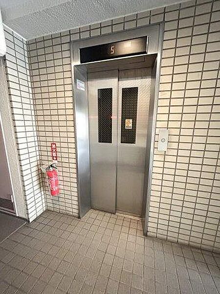 シルバーと落ち着いたトーンでまとめられたエレベーターホールは、シンプルで飽きのこない上品な佇まいです。重い荷物のお買い物帰り、ベビーカーをご利用の際もスムーズに自室までアクセスできます。